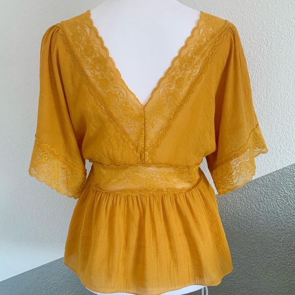 American Flirt Cropped Lace Blouse Size Medium - Picture 4 of 7